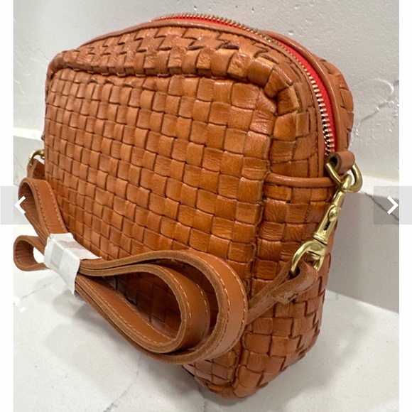 SOLD🎉🎉🎉 Clare V's midi sac in natural woven leather. Crossbody SOLD🎉🎉🎉 - Picture 3 of 6